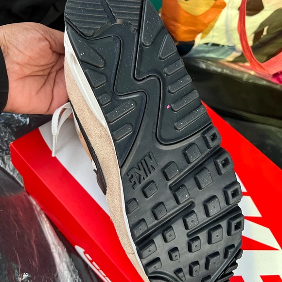 Nike Airmax' Tan and Black Sneakers - Picture 4 of 6